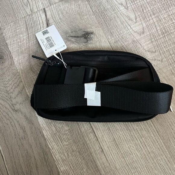 Lululemon Everywhere Belt Bag 1L (the smaller)-Black/Gold-NEW!! - Picture 4 of 8
